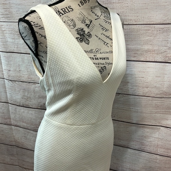 Alice + Olivia Employed Dress V-neck Sleeveless Ivory Size 6 Back Zipper - Picture 3 of 9